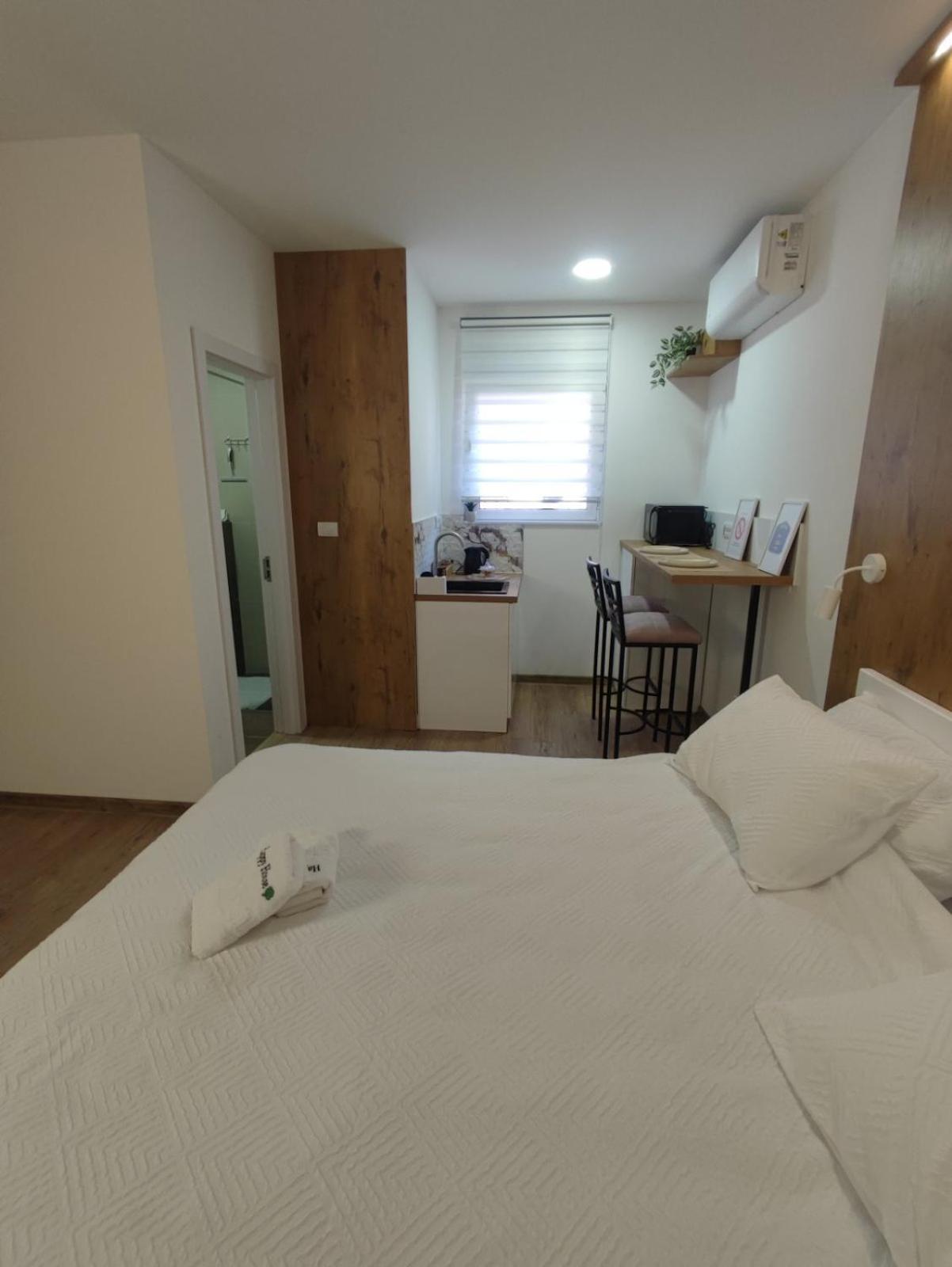 Apartmani Happy House Surčin Eksteriør billede