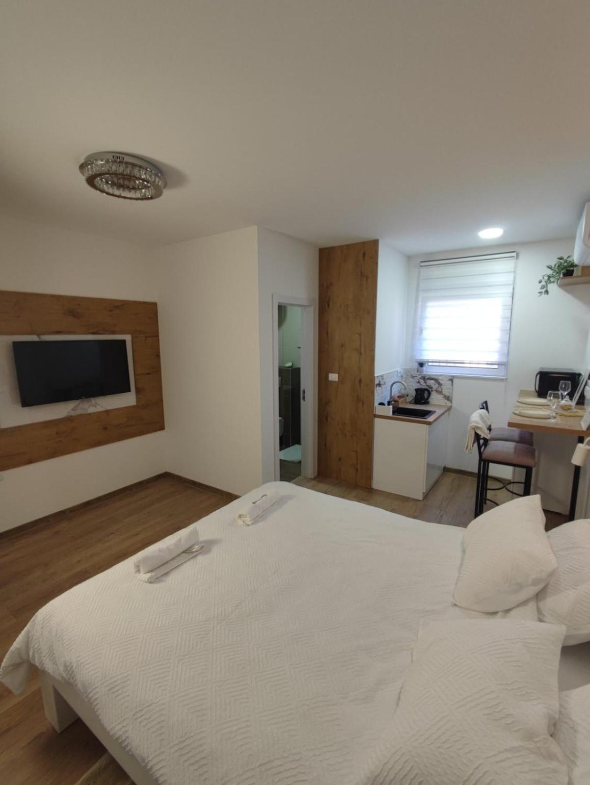 Apartmani Happy House Surčin Eksteriør billede